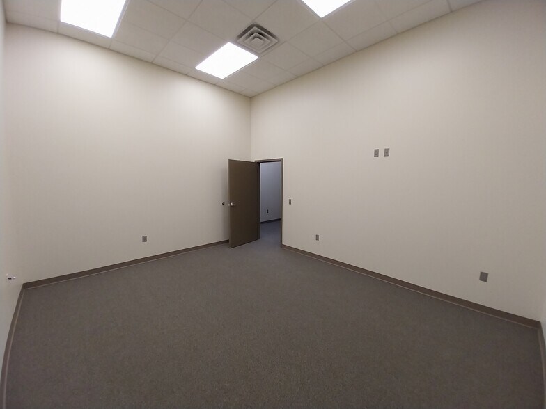 More Photos Of 300 E New Hope Rd, Cedar Park Light Manufacturing For Lease