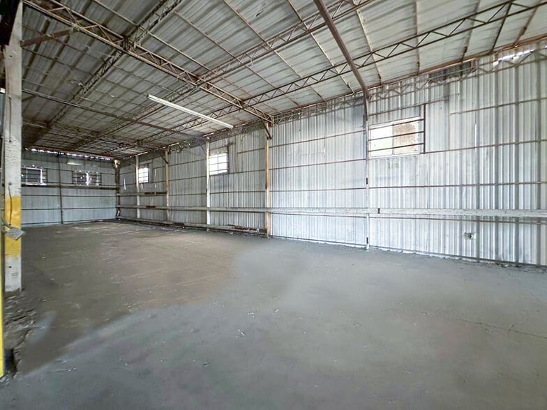 More Photos Of 2435-2453 E 25TH St, Vernon Manufacturing For Lease