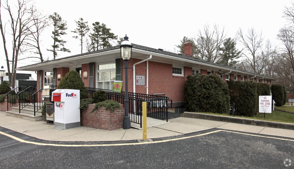 More Photos Of 19 N County Line Rd, Jackson Medical For Lease