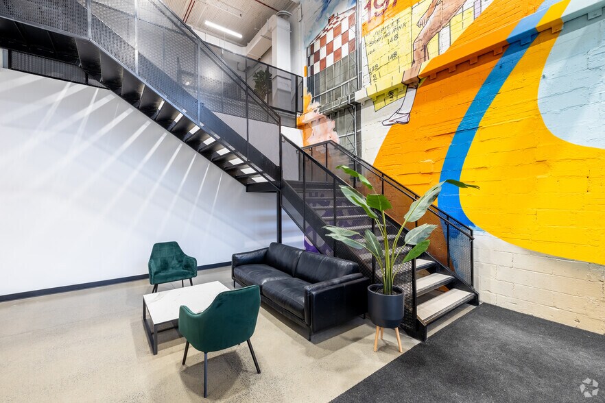 More Photos Of 2260 Av Aird, Montréal Light Distribution For Lease