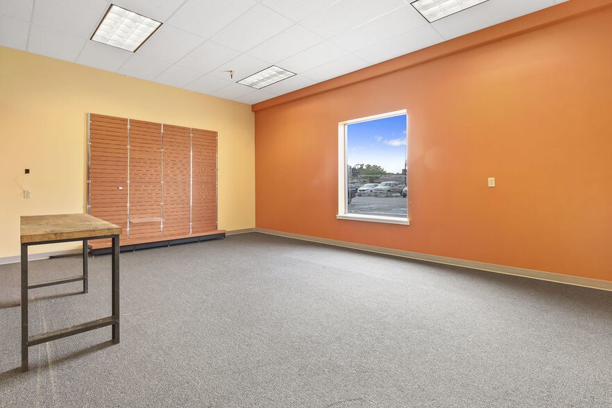 More Photos Of 110-114 S Rum River Dr, Princeton General Retail For Lease