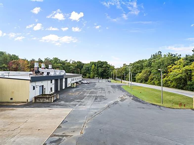 More Photos Of 2000 S Delphine Ave, Lyndhurst Warehouse For Lease