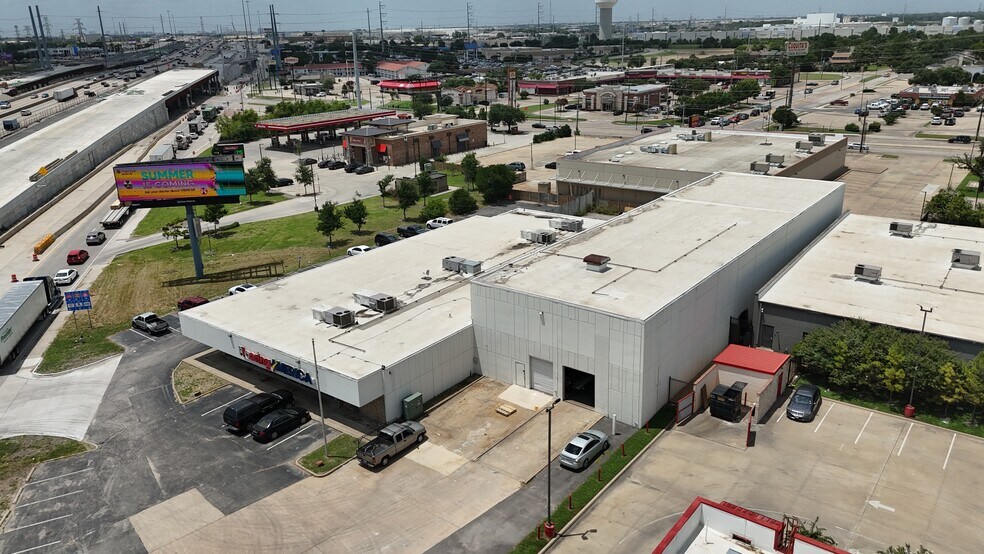 More Photos Of 12925 Lyndon B Johnson Fwy, Garland Showroom For Lease