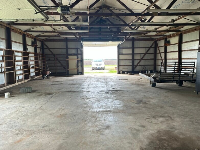 More Photos Of 907 N Hemlock St, Le Roy Warehouse For Sale