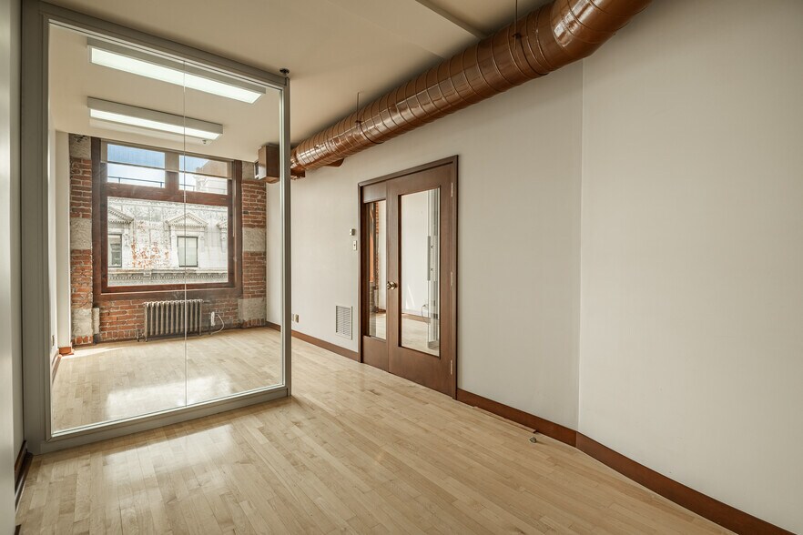 More Photos Of 261 Rue Saint-Jacques, Montréal Office For Lease