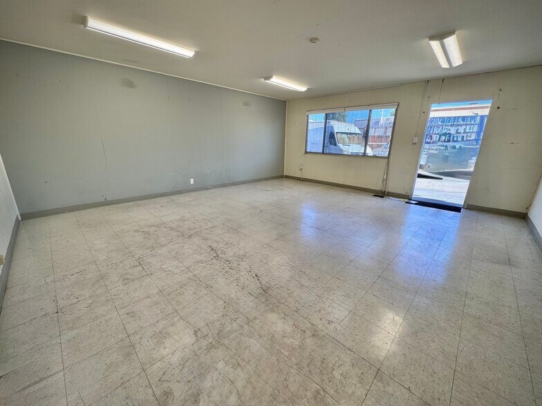 More Photos Of 2570 Leghorn St, Mountain View Flex For Lease