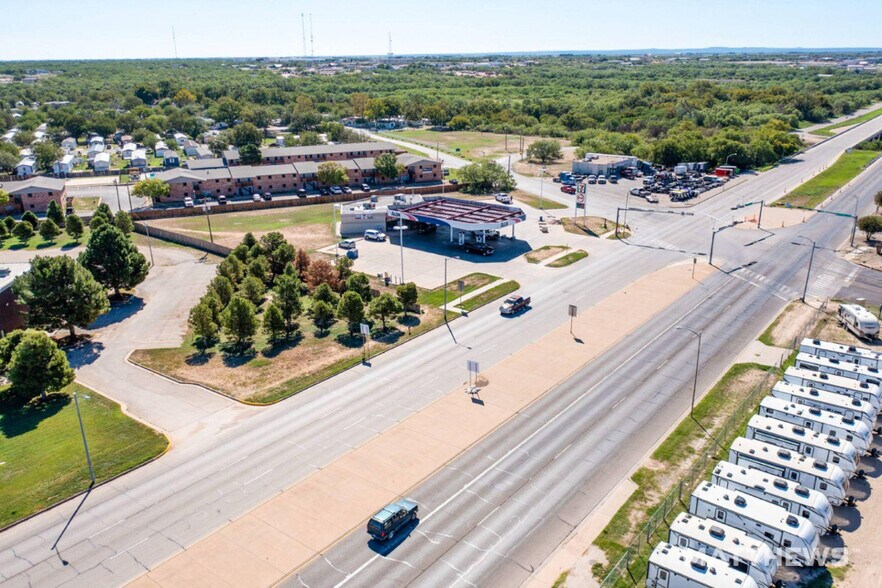 More Photos Of 1501 Coggin Ave, Brownwood Convenience Store For Sale