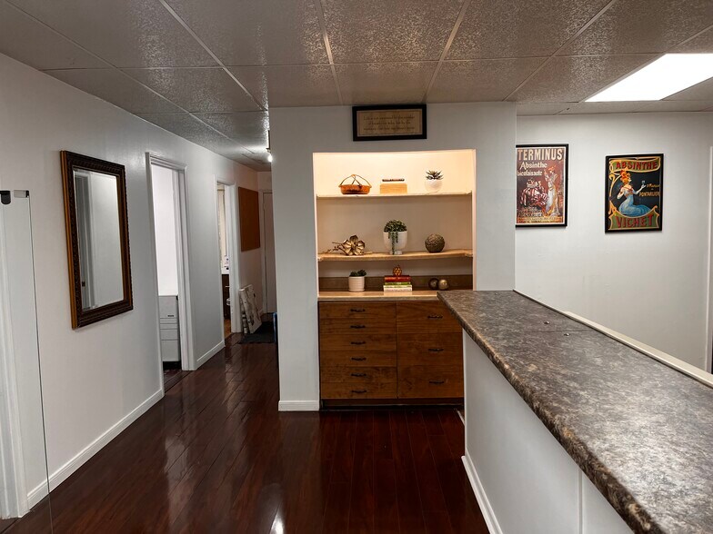 More Photos Of 6910 Bellaire Blvd, Houston Office For Sale