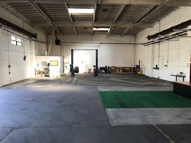 More Photos Of 422 W Rosecrans Ave, Gardena Warehouse For Sale