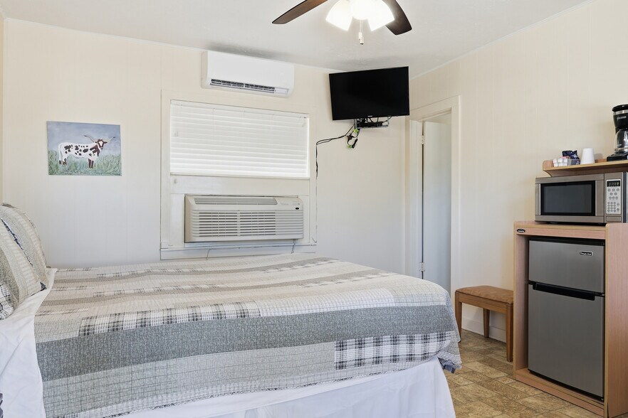 More Photos Of 1016 N Ave E, Shiner Hotel For Sale