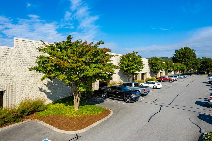 More Photos Of 7108 Crossroads Blvd, Brentwood Flex For Lease