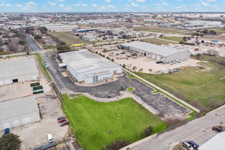 More Photos Of 1700 Royston Ln, Round Rock Service For Lease