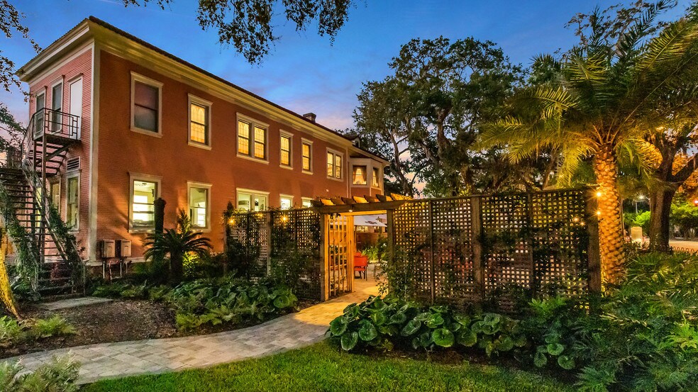 More Photos Of 119 E 37th St, Savannah Restaurant For Sale