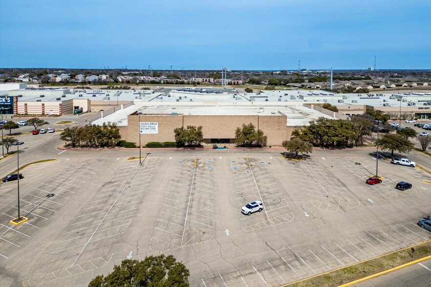 More Photos Of 6001 W Waco Dr, Waco Department Store For Sale