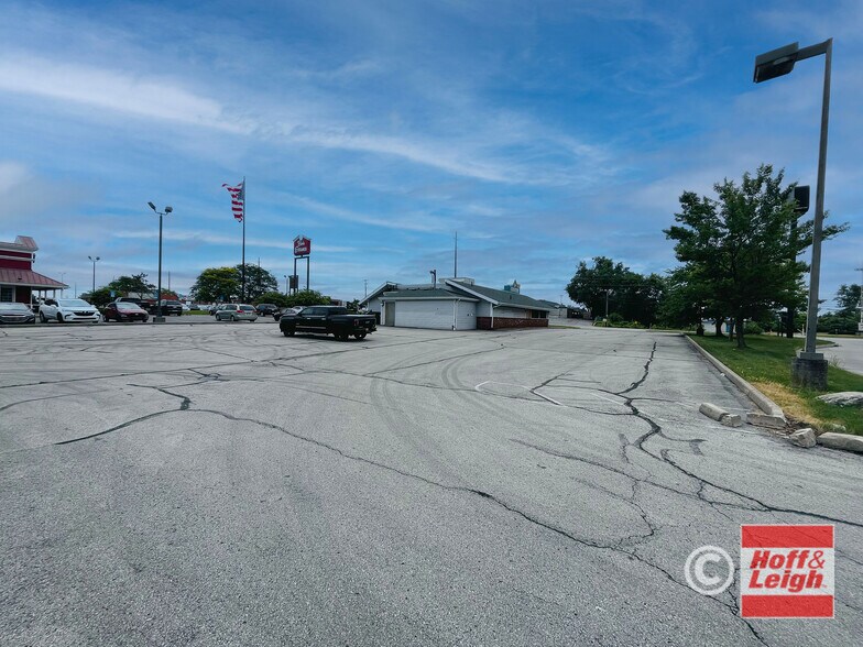 More Photos Of 517 Griswold Rd, Elyria Restaurant For Lease
