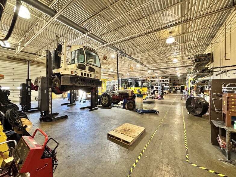 More Photos Of 450 N Enterprise Blvd, Lebanon Warehouse For Sale