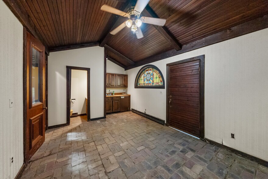 More Photos Of 1901 Moffet Rd, Saint Joseph Specialty For Sale