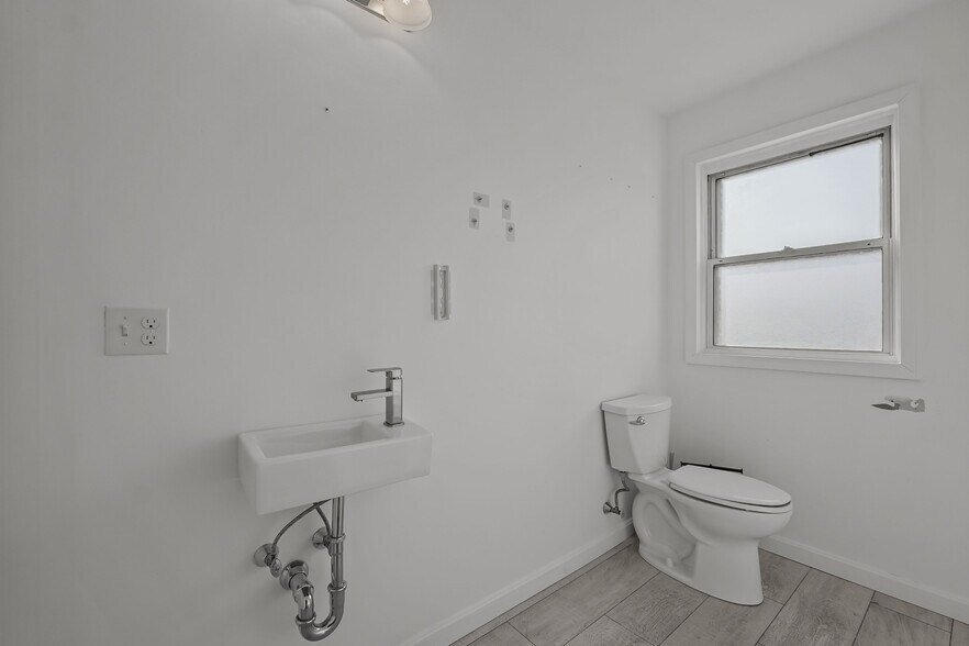 More Photos Of 649 Washington St, Attleboro Office Residential For Lease