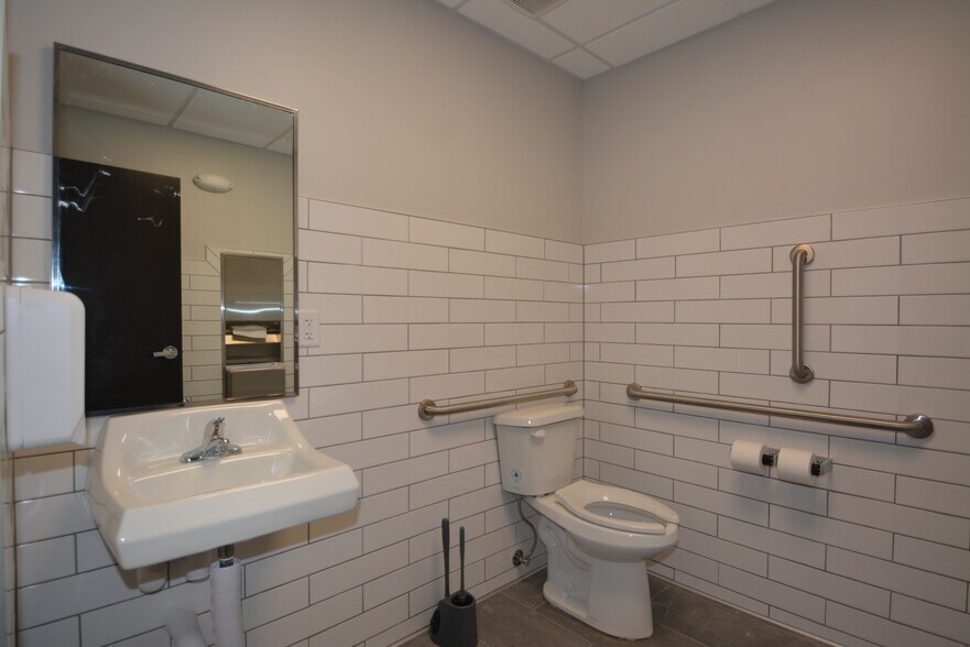 More Photos Of 6595 W 14th Ave, Lakewood Office For Lease