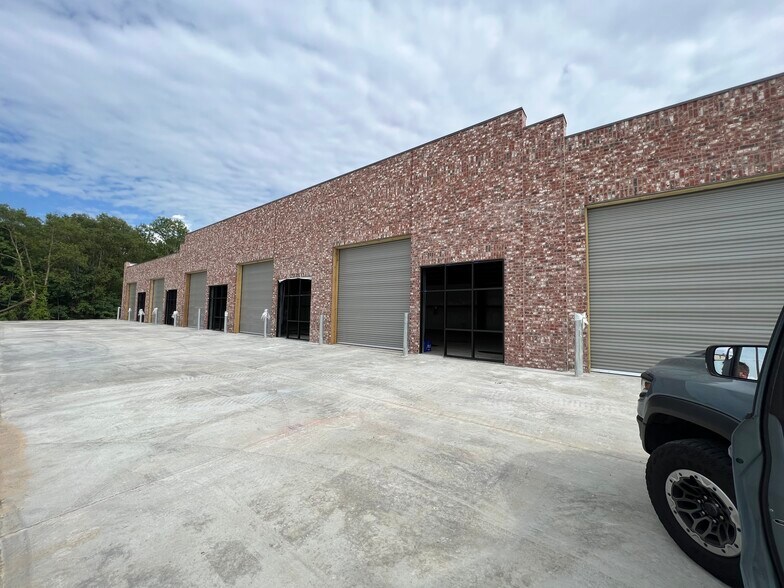 More Photos Of 124 Kimball Dr, Madison Showroom For Lease