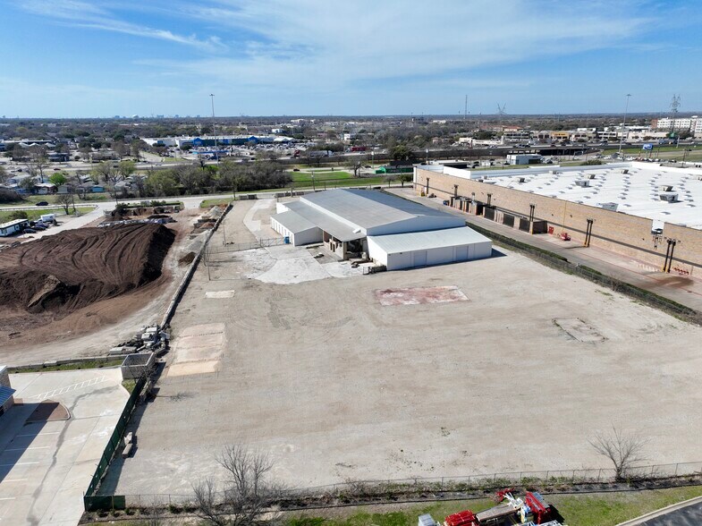 More Photos Of 6000 Split Trail Rd, Plano Warehouse For Lease