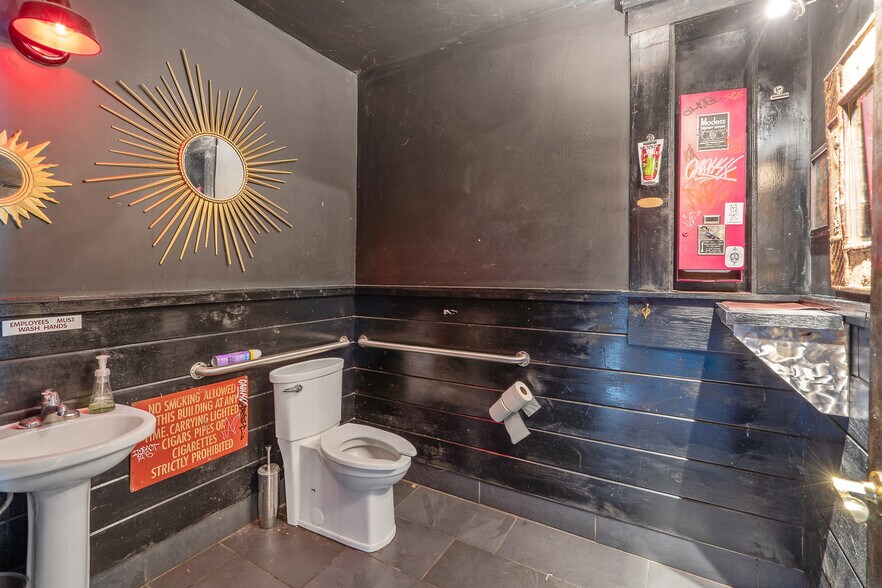 More Photos Of 363 W Seneca Tpke, Syracuse Bar For Sale