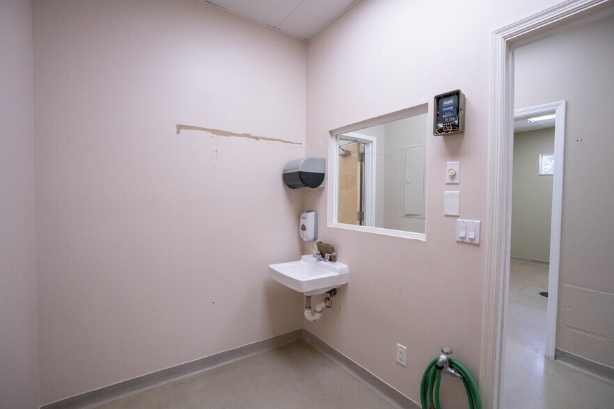 More Photos Of 3628 N Lecanto Hwy, Beverly Hills Veterinarian Kennel For Sale