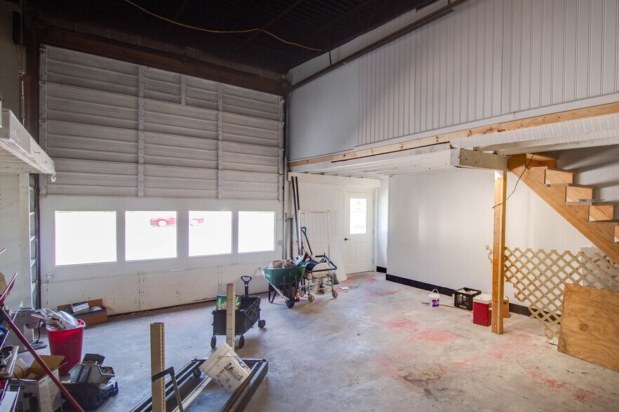 More Photos Of 406 W Carpenter St, Jerseyville Flex For Sale