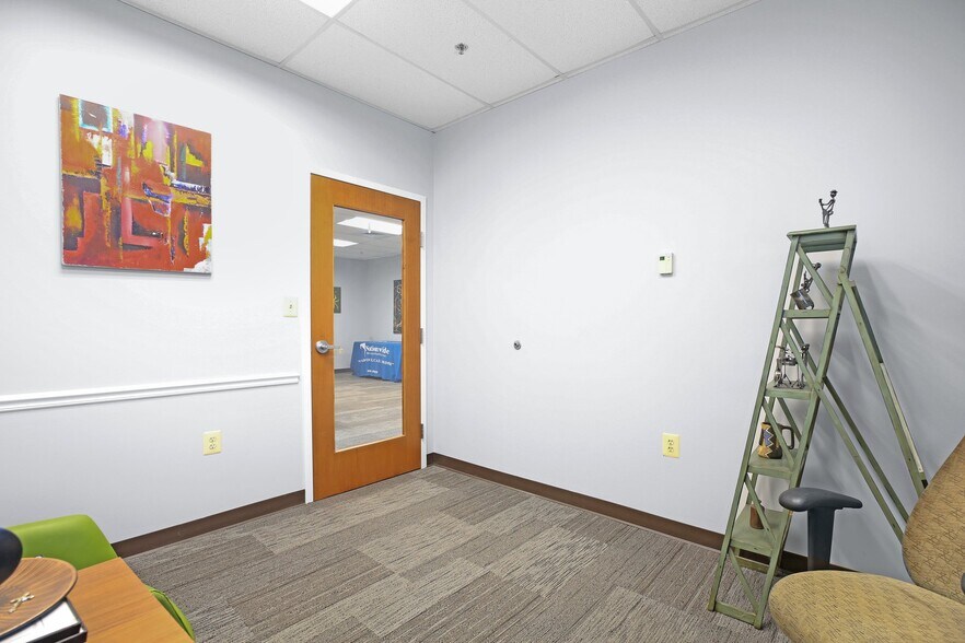 More Photos Of 2050 Gordon W Shelton Blvd, Fredericksburg Office For Lease