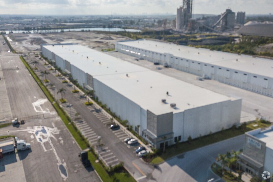 More Photos Of 11240 NW 122nd St, Medley Distribution For Lease