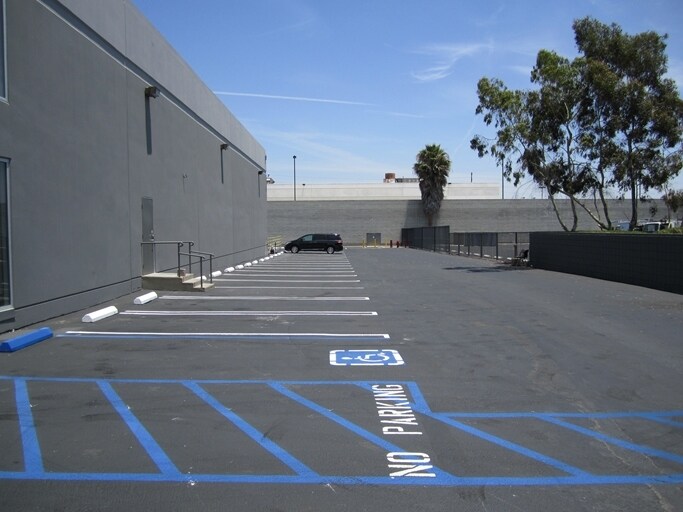 More Photos Of 550 N Nash St, El Segundo Warehouse For Lease