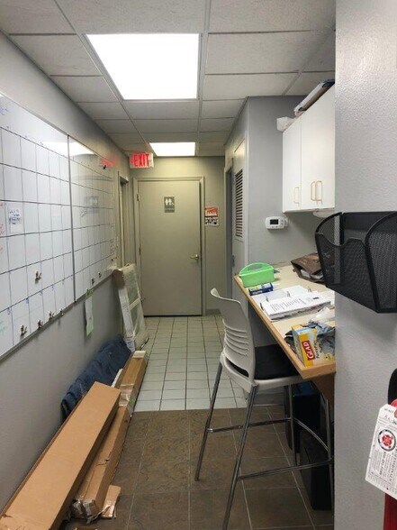 More Photos Of 572-2 Appleyard Dr, Tallahassee Warehouse For Lease