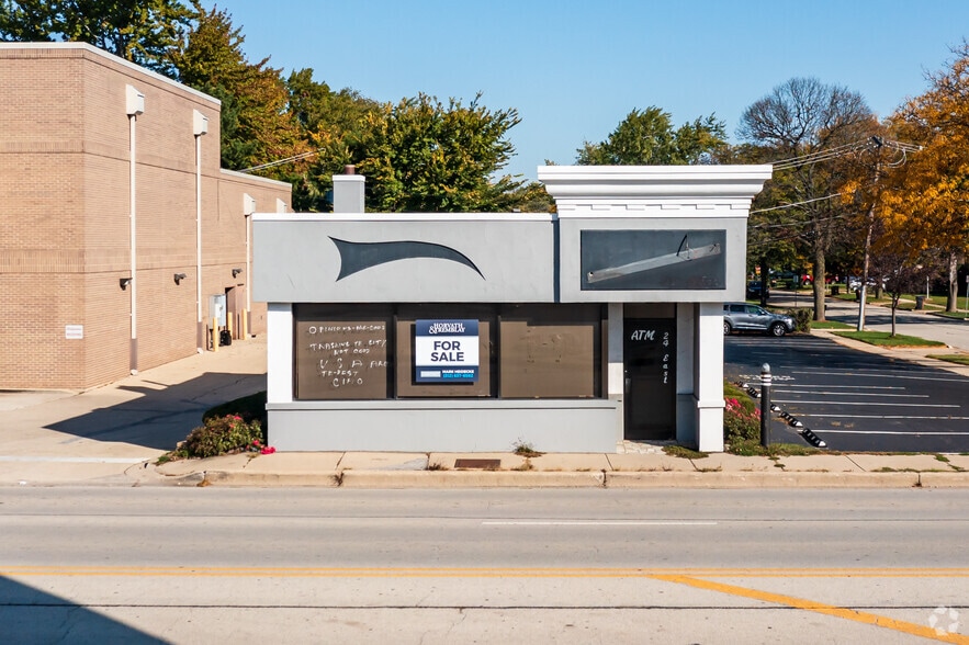 More Photos Of 24 E Saint Charles Rd, Villa Park Freestanding For Lease