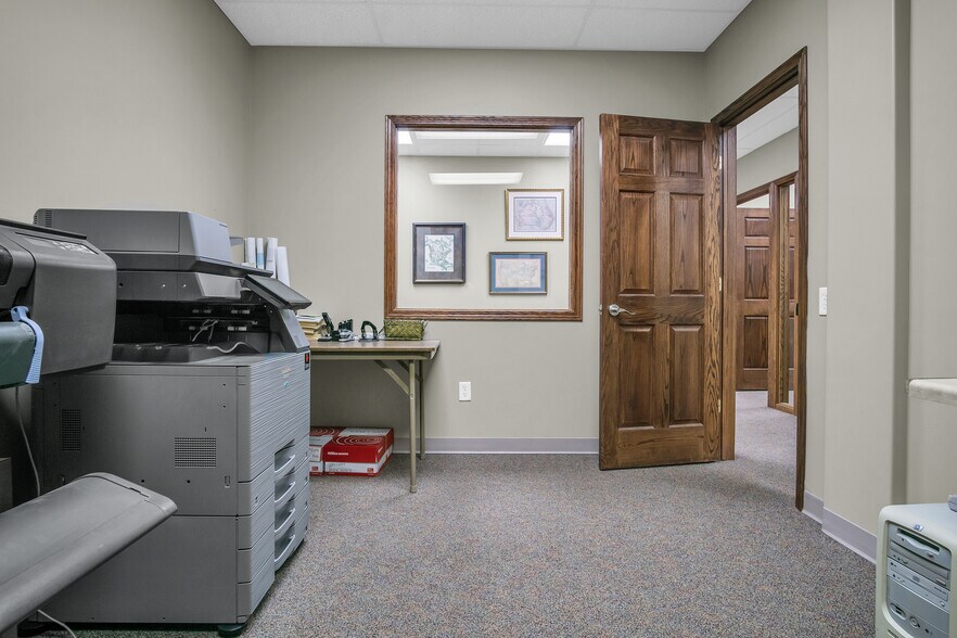 More Photos Of 5308 Parklane Dr, Kearney Serviced Offices For Sale