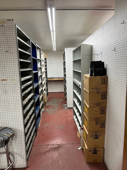 More Photos Of 1304 Central Ave E, Clarion Showroom For Sale