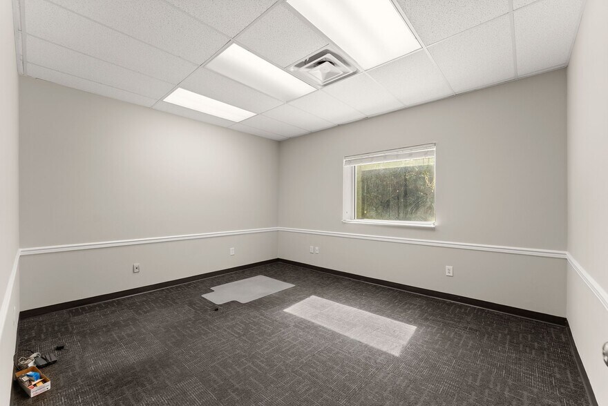 More Photos Of 3917 Old Flowery Branch Rd, Oakwood Flex For Lease