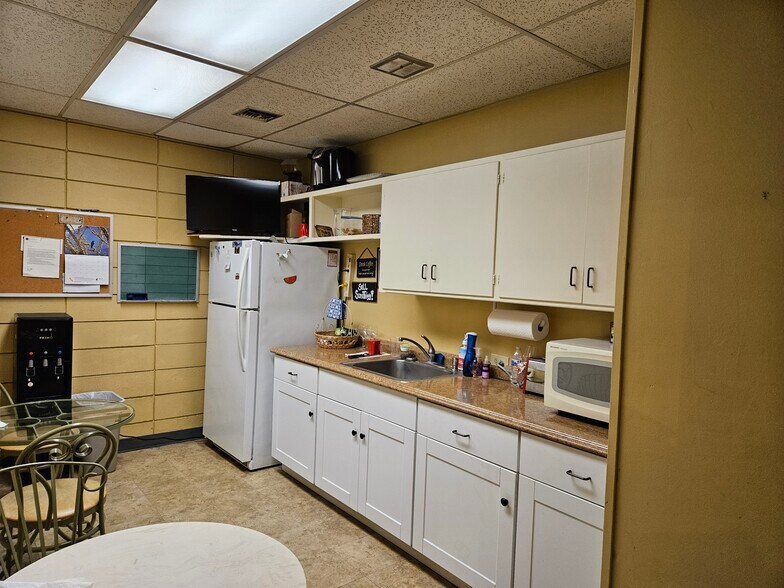 More Photos Of 345 W 18th St, Merced Storefront For Sale