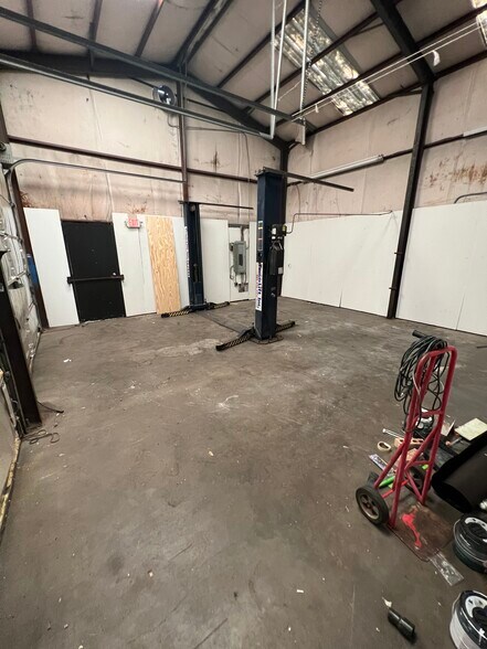 More Photos Of 424 W Henderson St, Cleburne Auto Dealership For Lease