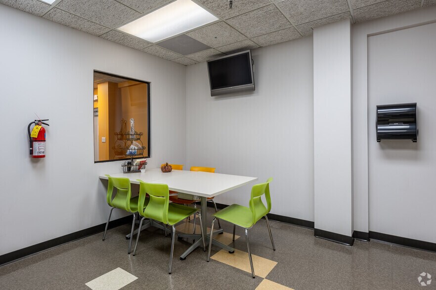 More Photos Of 550 Commerce St, Franklin Lakes Warehouse For Lease