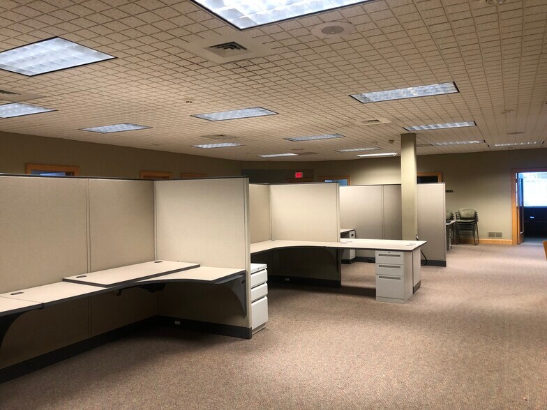 More Photos Of 125 Peters Rd, New Holland Office For Lease
