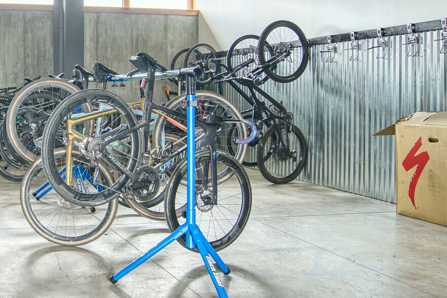 More Photos Of 101 S Taylor Ave, Louisville Warehouse For Lease