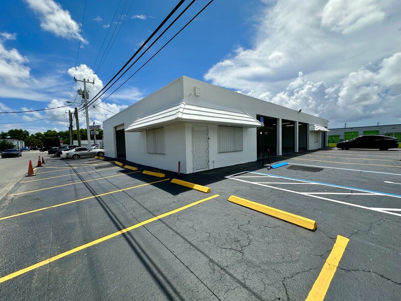 Primary Photo Of 960 S Dixie Hwy E, Pompano Beach Showroom For Lease