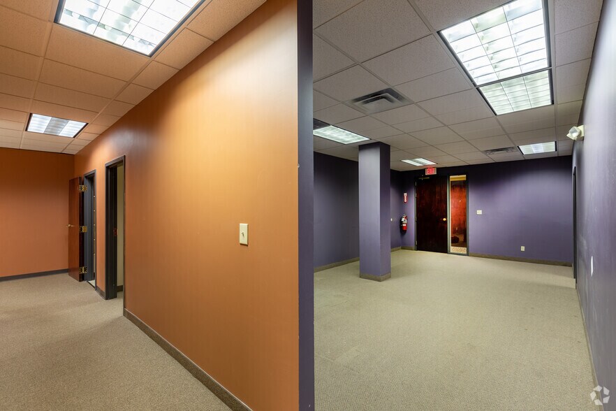 More Photos Of 10400 Linn Station Rd, Louisville Office For Lease