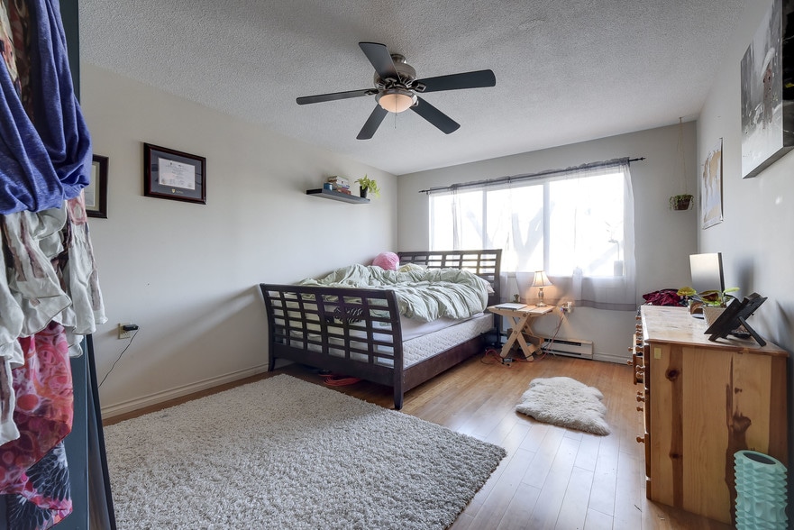 More Photos Of 9103 Glover Rd, Langley Storefront Retail Residential For Lease