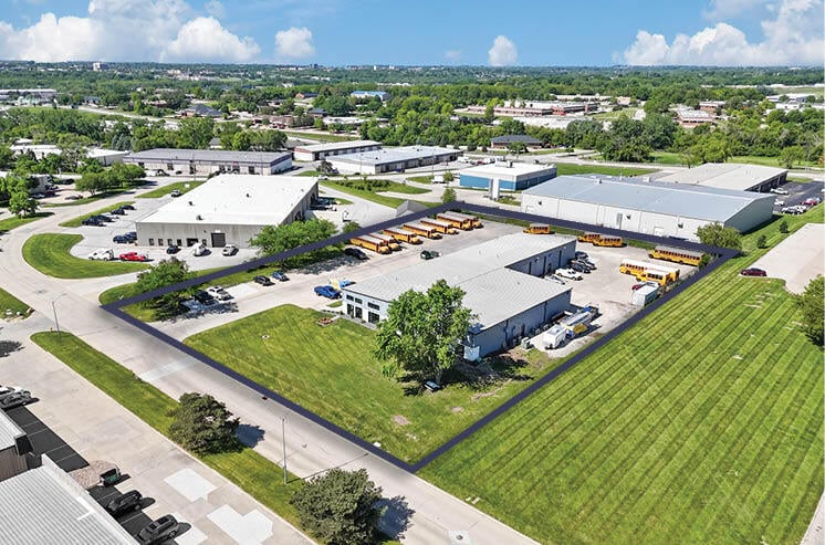 More Photos Of 3300 NW 101st St, Urbandale Warehouse For Lease