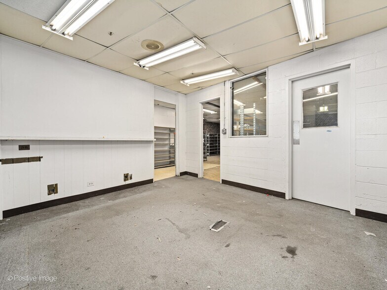 More Photos Of 211 S Milwaukee Ave, Libertyville General Retail For Sale