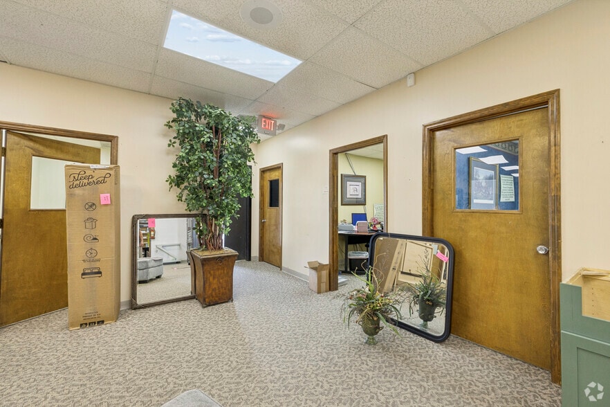 More Photos Of 1076 Sunset Blvd, West Columbia Showroom For Lease