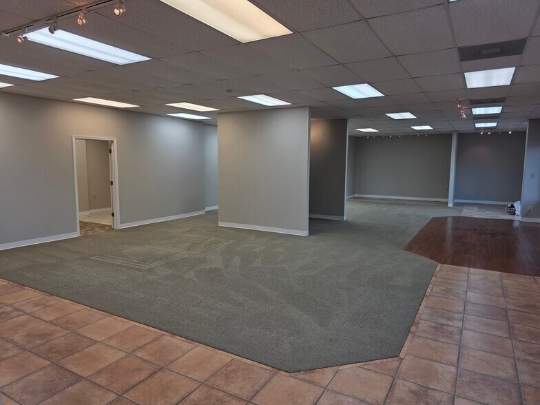 More Photos Of 161 Prosperity Dr, Winchester Showroom For Lease
