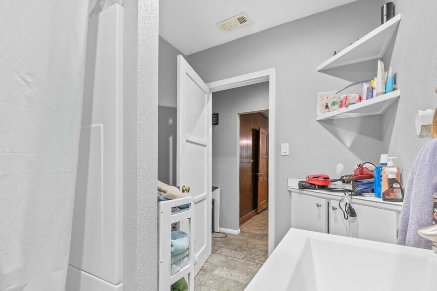 More Photos Of 7317 Clybourn Ave, Sun Valley Contractor Storage Yard For Sale