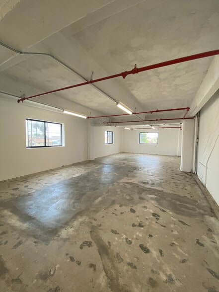 More Photos Of 901 E 31st St, Los Angeles Manufacturing For Lease